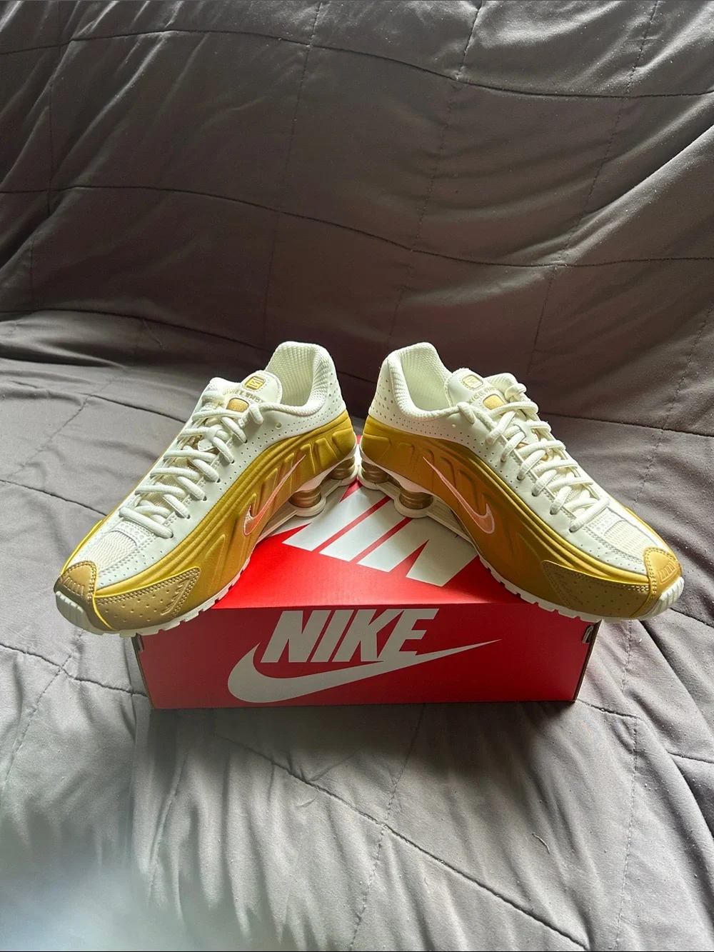 Nike Shox R4 Women’s Soft Pearl/Metallic Gold Retro-Style Sneakers